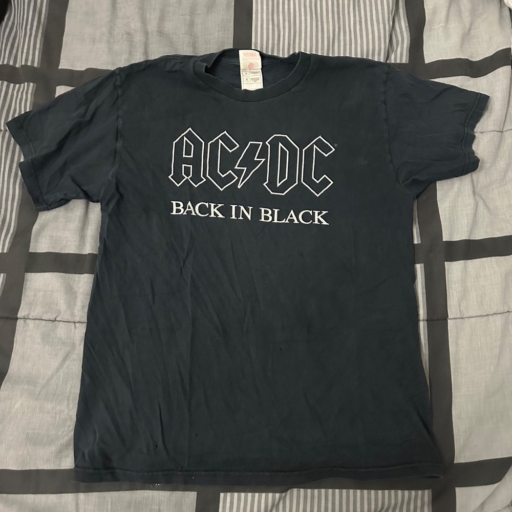 AC/DC Back in Black Album T-shirt Size Medium fruit of the loom